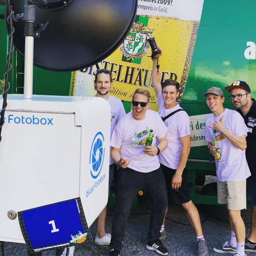 Das Radio Gong Team vor der blue Fotobox